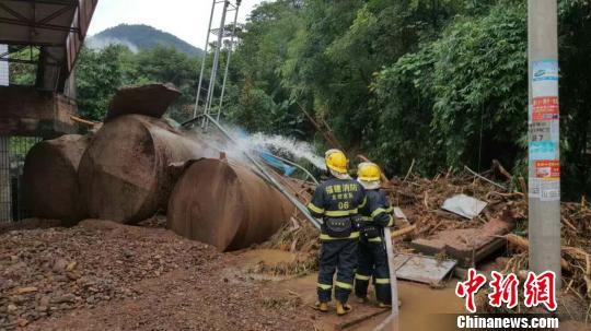 山洪冲毁福建漳平一加油站 消防紧急处置(图)