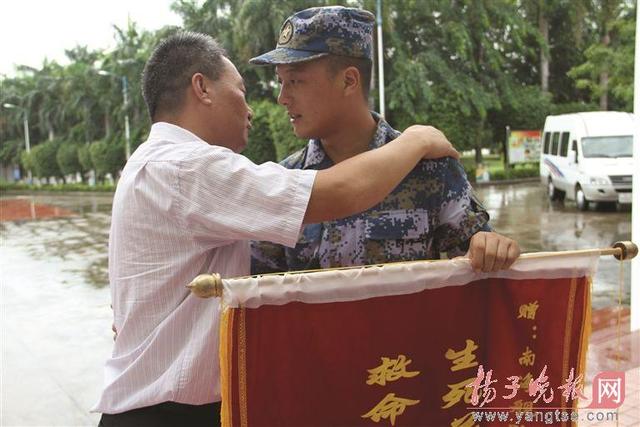 轿车落水特种兵潜水相救 获救者千里赴海南谢恩