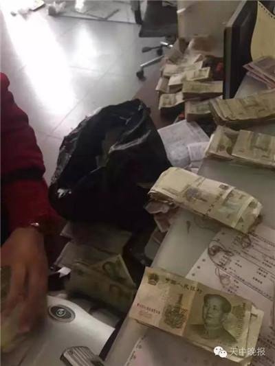 惊呆!河南男子带数麻袋硬币买车 累坏销售员(图)