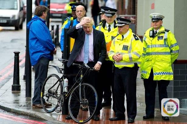 伦敦市长违规骑车载人忙道歉 最高可罚200英镑