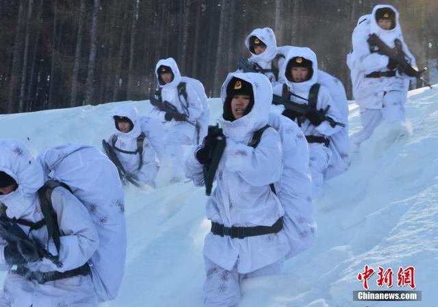 组图：特战旅女兵深入林海雪原冬训 演练雪地野战