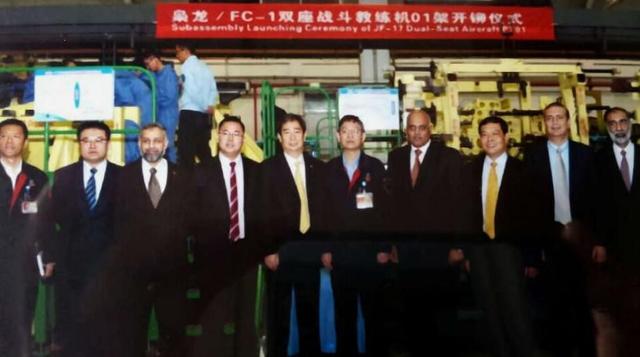 “枭龙”双座型原型机27日开铆