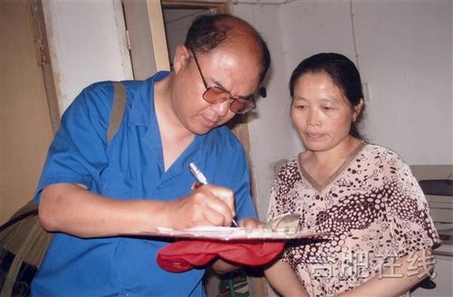 徐辉在开展活动时认真听取用户的意见和建议