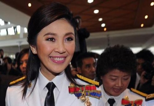 他信妹妹"接棒"当选泰国首位女总理 面临"傀儡总理"质疑
