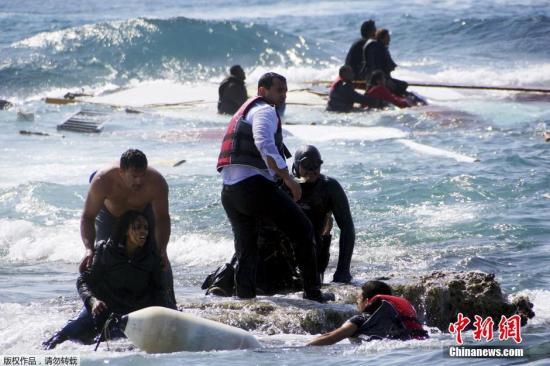 希腊政府4月20日说，一艘载有约200名非法移民的船只当天在雅典东南约400公里处的罗得岛附近海域沉没，图为希腊海岸警卫队在现场进行救援。