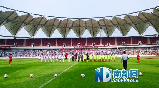 广东省长杯青少年足球联赛开赛 朱小丹开球