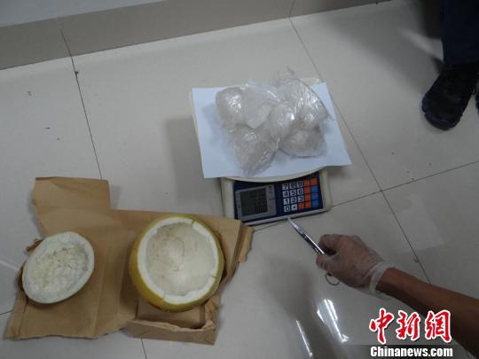 福建警方破获水果藏毒案逾一千克冰毒藏柚子中