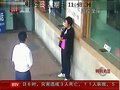视频：女子情绪失控欲自残 民警徒手夺刀