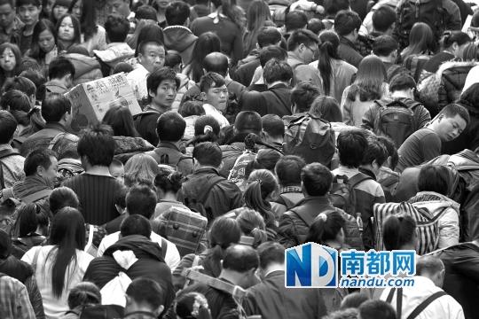 一天70万人乘火车抵广东 30余趟京广高铁晚点