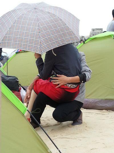 “中国好男友”用腿给女友当凳子(图)