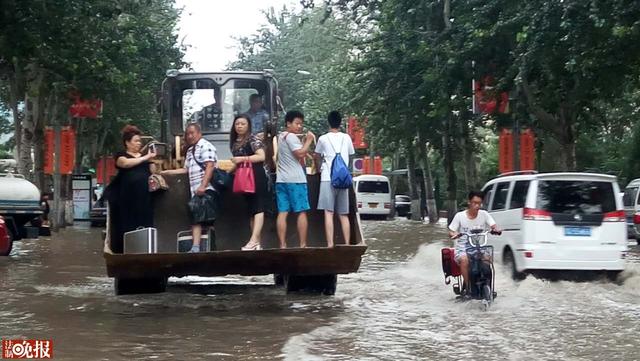 河北燕郊开启看海模式   男子水中捞车牌卖钱