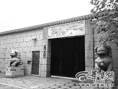 白豔春家3米高的院牆外立面貼滿了大理石牆磚，門楣飾有石雕，可自動控制開閉的大門兩側佇立著兩只石獅，側門裝有密碼門鎖 華商報駐北京實習記者 王輝 攝