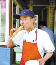 河北保定“油条哥”拒复炸走红 价高依然热销