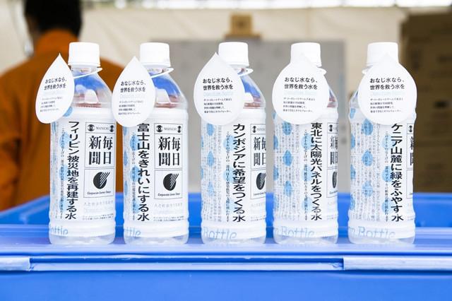 日本年轻人看矿泉水上的报纸