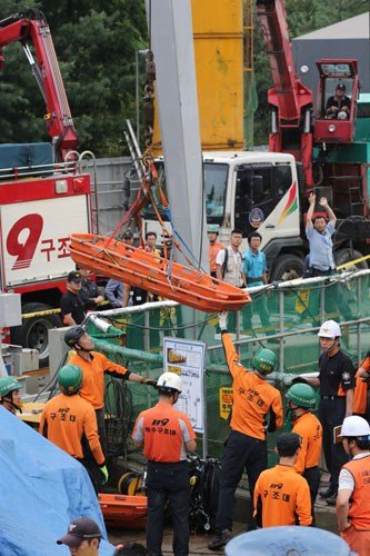 图为119救助队员正在排水池事故现场展开救援。韩国亚洲经济中文网