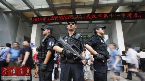 7日，特警在武汉市第十一中考点为高考护航。 