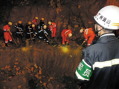 广州一在建工地挡土墙大面积坍塌 致2人被埋 