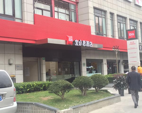 上海一酒店外墙探头拍女顾客睡觉过程 称被风吹歪