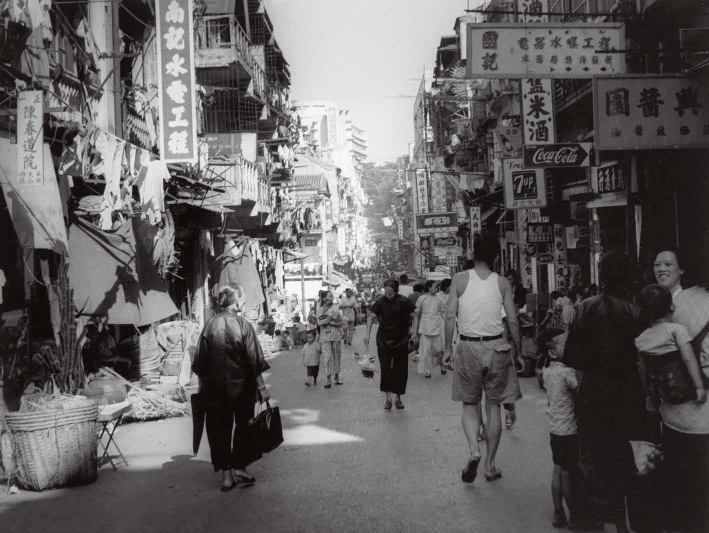 1950年,购物者。 1950年,购物者。