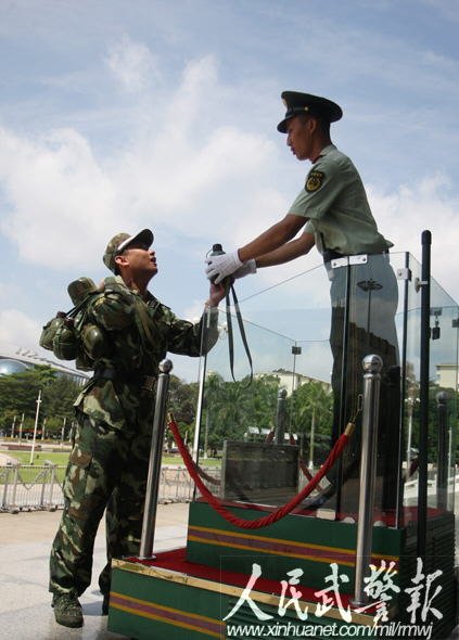 某部干部为执勤哨送凉茶 图片来源:人民武警报