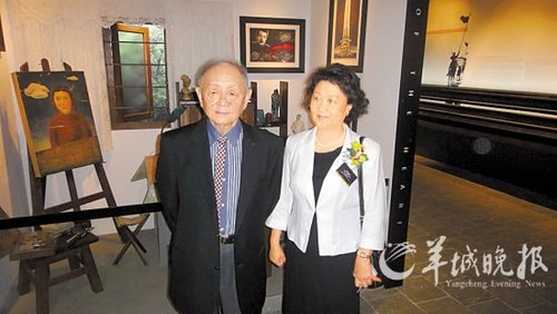 黄新波的女儿黄元教授与当代著名画家黄永玉先生在展厅里复原的黄新波