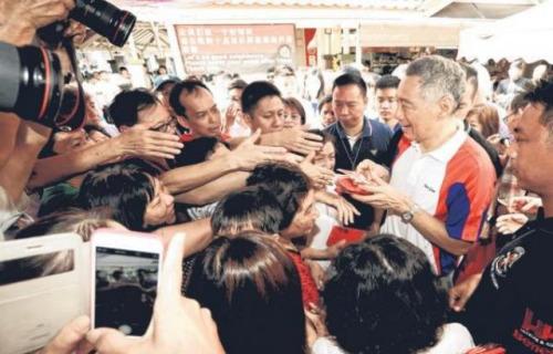 新加坡总理李显龙派发红包 居民蜂拥而上讨吉利