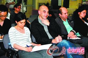 巴黎举行法国史上最大规模华人游行(组图)