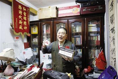 在军区总医院居住区的工作室中，72岁的全国道德模范孙茂芳展示他帮助过的孤寡老人的一些生活用品，讲述四十多年行善经历。新京报记者 高玮 摄