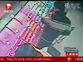 视频：实拍劫匪用美工刀割开金店柜台洗劫金饰