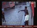 视频：监控拍下派出所警察以头挡刀救被劫男童