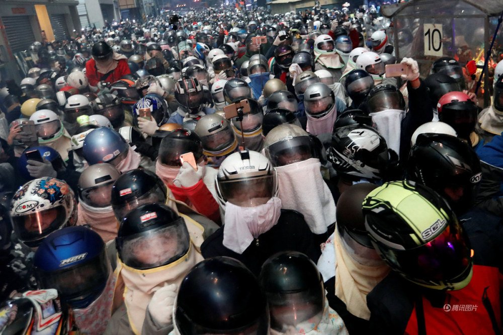 台湾十万人戴头盔观看“盐水蜂炮” 万炮齐发火光四射台