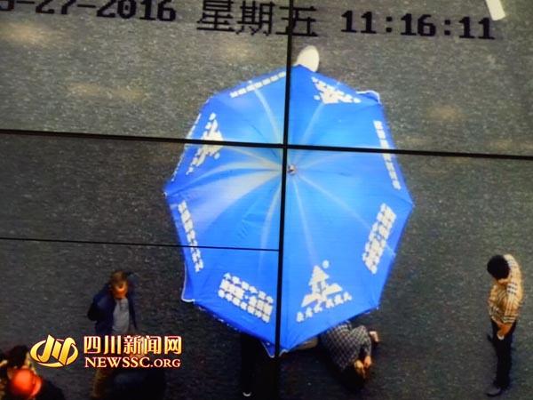 男子吐血晕倒街头协警为其撑伞遮雨获点赞(图
