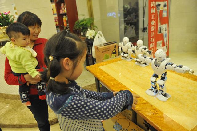 宁波一餐厅现机器人“服务员” 会说40句基本用语