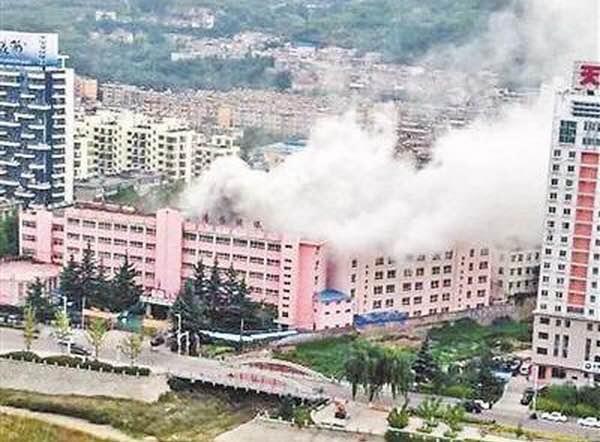 甘肃一中学消防演练用军用发烟罐 百余学生中毒