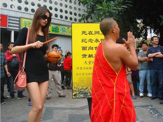 和尚携美女念经超度河南300万平坟亡灵(图)