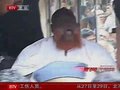 视频：印度6名消防员助190公斤超级胖叔出门