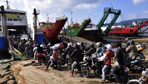 印尼“春运”繁忙事故频 已致至少340人死