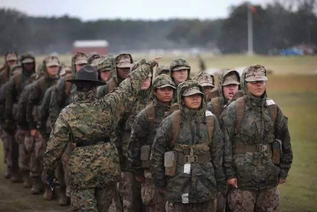 美军新兵遭“烘干”虐待 有教官曾“醉酒上岗”