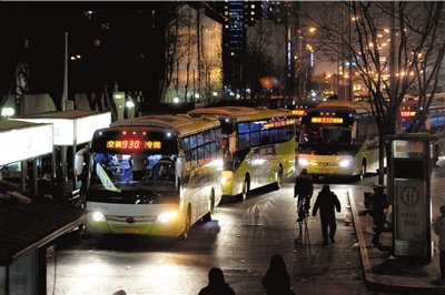 上千乘客滞留苦等公交公司称道路拥堵无车可发