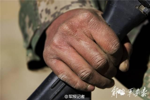 从一双手看中国军人的精神面貌