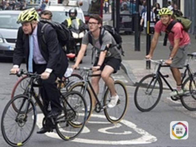 伦敦市长骑车上班。