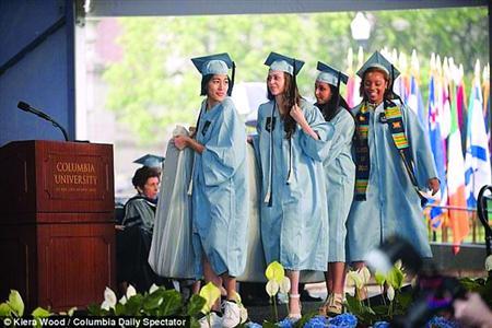 哥伦比亚大学女生抬床垫领毕业证 抗议被强奸