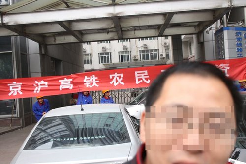 中铁十局遭讨薪农民工堵门 被指欠款800万