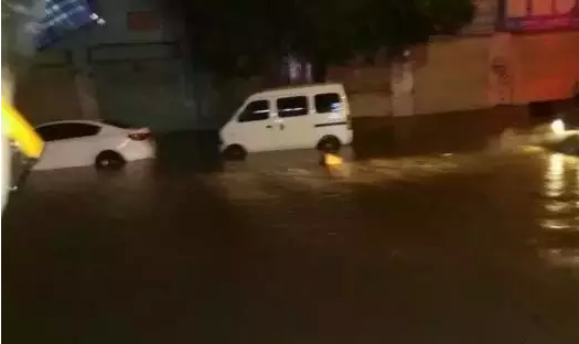 甘肃35个乡镇突遭暴雨袭击 国道毁坏小车被冲走