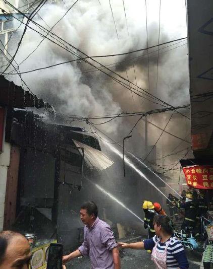 安徽餐馆液化气罐爆炸17人死 遇难者多为年轻人