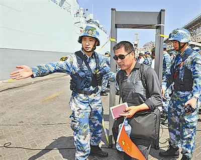 首页 法治天地 主权维护 人民海军爱人民.