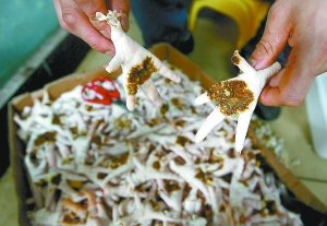 冻鸡爪掌心都有黑斑 批发商称用刀削了可以吃