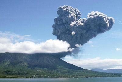 日本樱岛火山今年第500次喷发 烟尘高达800米