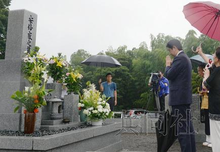 安倍回乡为父亲扫墓称尽量不辜负国民期待(图)