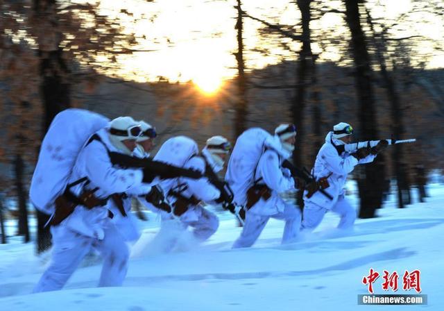 组图：特战旅女兵深入林海雪原冬训 演练雪地野战